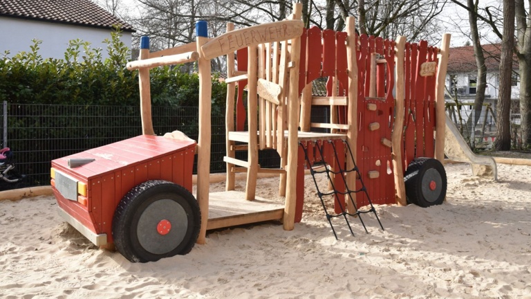 Neues Spielgerät für den Kindergarten in Bentfeld - Feuerwehrauto